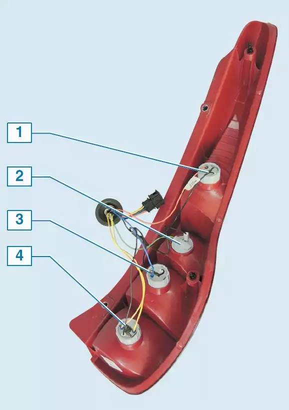 Как заменить лампу стоп-сигнала на автомобиле ВАЗ 1119 Калина Универсал — пошаговая инструкция с фото
